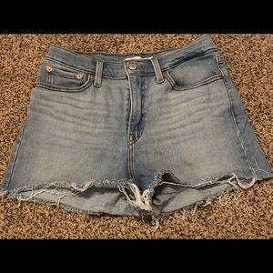 Levi’s high rise denim shorts size 29